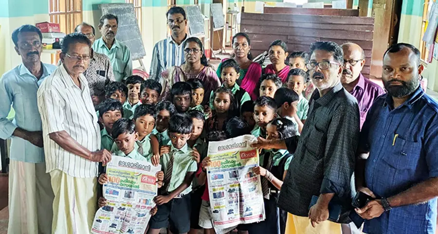 കുറ്റിവട്ടം സെന്റ് അലോഷ്യസ് സ്കൂളിൽ ദേശാഭിമാനി അക്ഷരമുറ്റം പദ്ധതി സിപിഐ എം ഏരിയ കമ്മറ്റി അംഗം എൽ വിജയൻനായർ വിദ്യാർഥികൾക്ക് പത്രം നൽകി ഉദ്ഘാടനംചെയ്യുന്നു