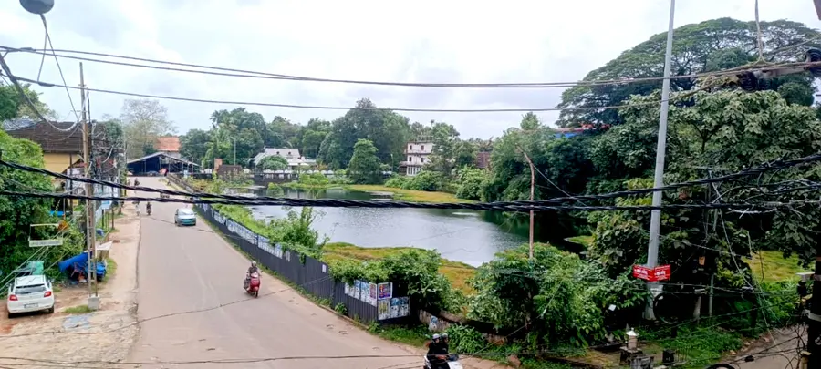       ഇരിങ്ങാലക്കുട കുട്ടംകുളവും ക്ഷേത്രത്തിലേക്കുള്ള വഴിയും 