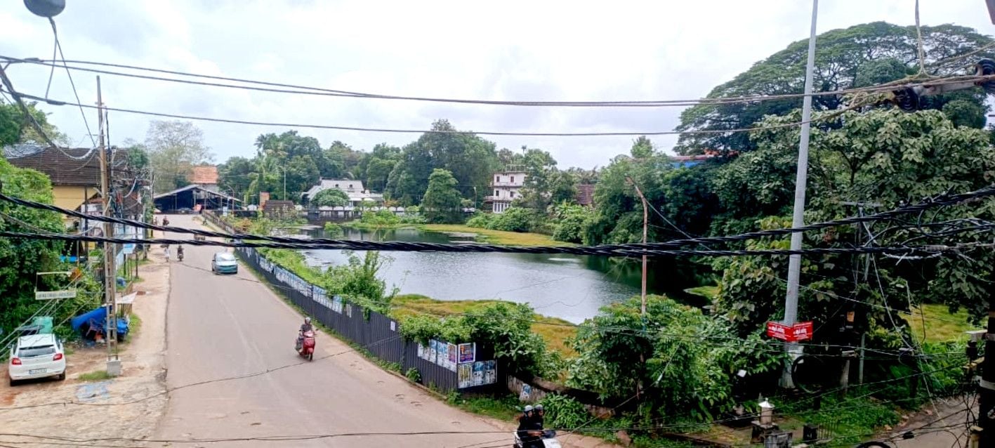       ഇരിങ്ങാലക്കുട കുട്ടംകുളവും ക്ഷേത്രത്തിലേക്കുള്ള വഴിയും 