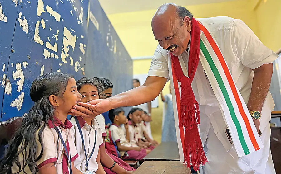 തകഴി ശിവശങ്കരപ്പിള്ള മെമ്മോറിയൽ യുപി സ്കൂളിൽ എത്തിയ കുട്ടനാട് മണ്ഡലം  എൽഡിഎഫ് സ്ഥാനാർഥി തോമസ് കെ തോമസ് കുട്ടികളെ ലാളിക്കുന്നു 