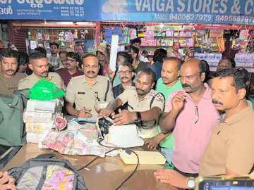 സ്വർണവ്യാപാരിയിൽനിന്ന്‌ പിടികൂടിയ പണം പൊലീസ് പരിശോധിക്കുന്നു