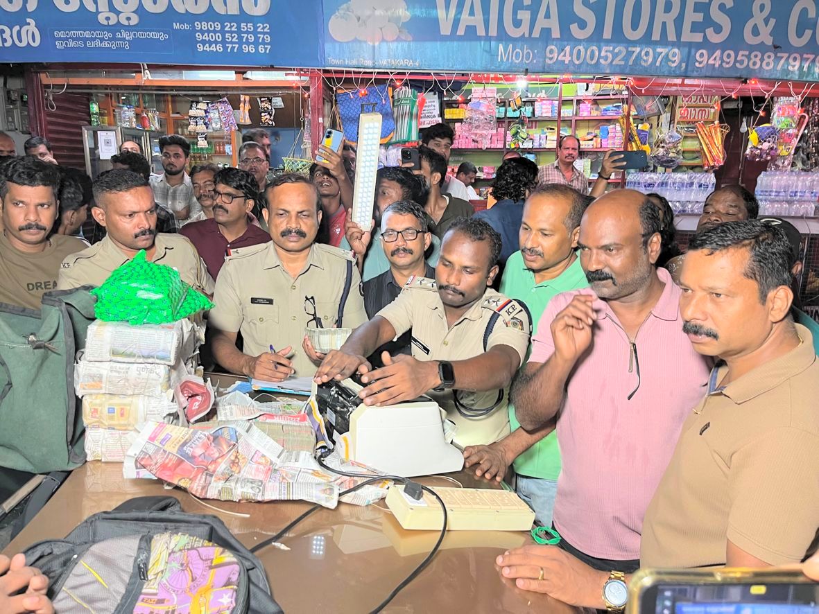 സ്വർണവ്യാപാരിയിൽനിന്ന്‌ പിടികൂടിയ പണം പൊലീസ് പരിശോധിക്കുന്നു