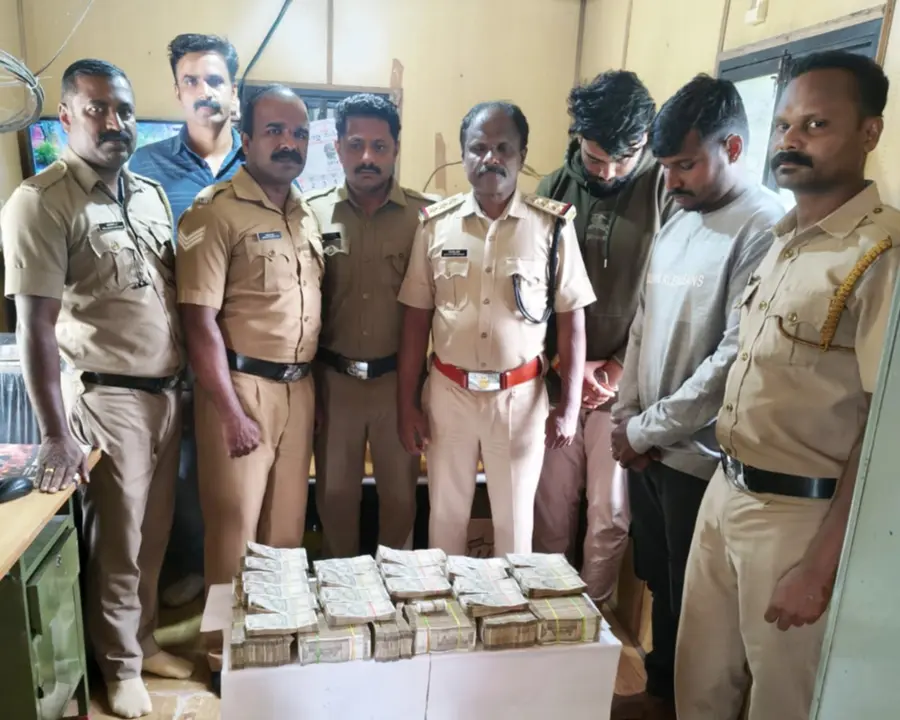 എക്സെെസ് പിടികൂടിയ കുഴൽപ്പണവും പ്രതികളായ മഹാരാഷ്ട്ര സ്വദേശികളും