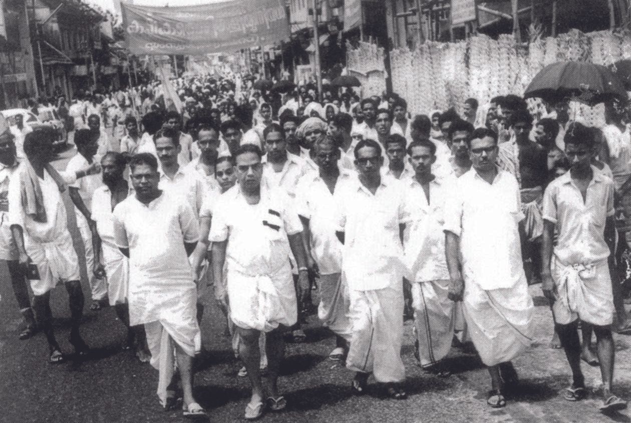 1969ൽ മിച്ചഭൂമി സമരത്തോടനുബന്ധിച്ച്‌ ആലപ്പുഴയിൽ നടന്ന റാലിയിൽ എ കെ ജി, സുശീല ഗോപാലൻ, അഴീക്കോടൻ തുടങ്ങിയവർക്കൊപ്പം വി എസ്‌ 