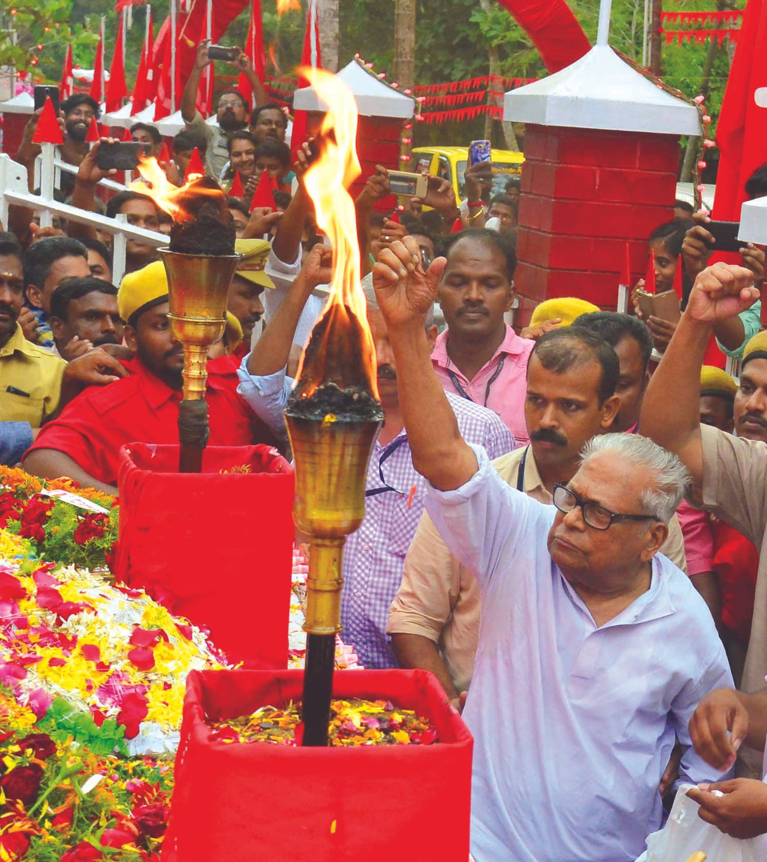 പുന്നപ്ര‐വയലാർ രക്തസാക്ഷി മണ്ഡപത്തിൽ  ദീപശിഖ കൊളുത്തിയ ശേഷം വി എസ്‌ 