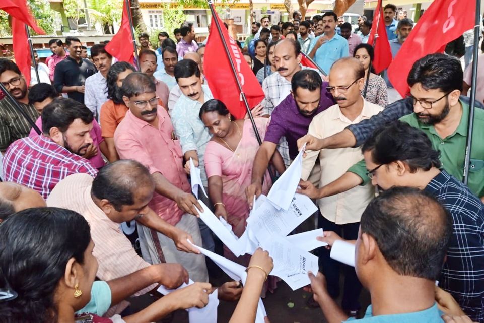 എഫ്എസ്‌ഇടിഒ നേതൃത്വത്തിൽ സിവിൽസ്റ്റേഷനിൽ ജീവനക്കാരും അധ്യാപകരും  ലേബർകോഡ് വിജ്ഞാപനം കത്തിച്ച് പ്രതിഷേധിക്കുന്നു