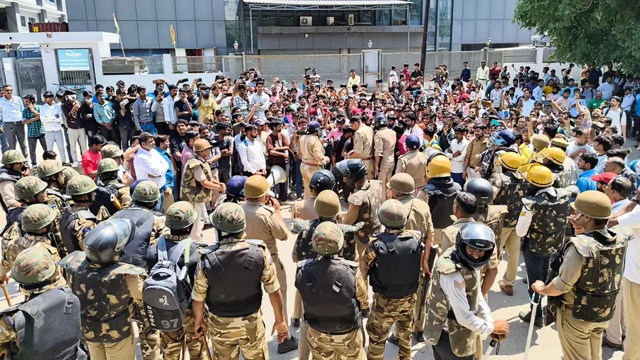 noida labour strike ani picture
