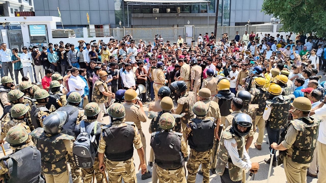 noida labour strike ani picture