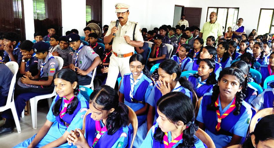 ചേർത്തല വിദ്യാഭ്യാസ ജില്ലയിലെ സ്‌ക‍ൗട്ടുകൾക്കും ഗൈഡുകൾക്കും അസി. എക്‌സൈസ്‌ ഇൻസ്‌പെക്‌ടർ എം ബൈജു ലഹരിവിരുദ്ധ ബോധവൽക്കരണ ക്ലാസെടുക്കുന്നു