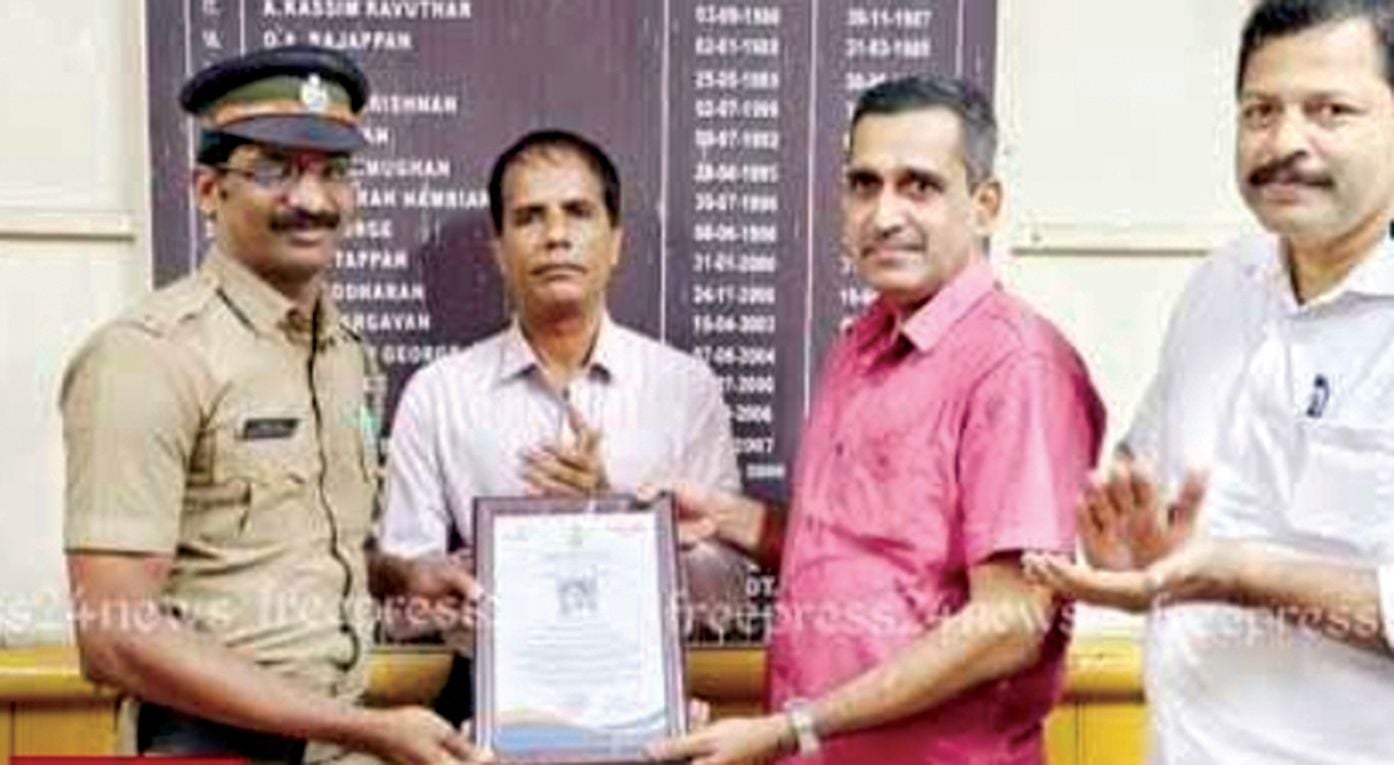  മയക്കുമരുന്നിനെതിരായ പോരാട്ടത്തിന് സിവിൽ എക്സൈസ് ഓഫീസർ  പി എം ജദീറിന് ഉപഹാരം നൽകുന്നു