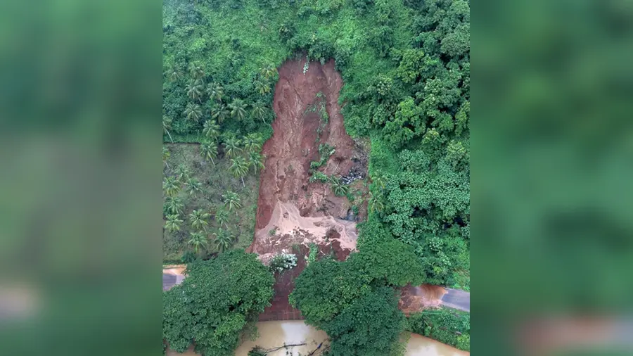 മലപ്പുറം – പരപ്പനങ്ങാടി സംസ്ഥാന പാതയില് പാണക്കാട് എടയിപ്പാലത്ത്
കുന്നിടിഞ്ഞപ്പോള്