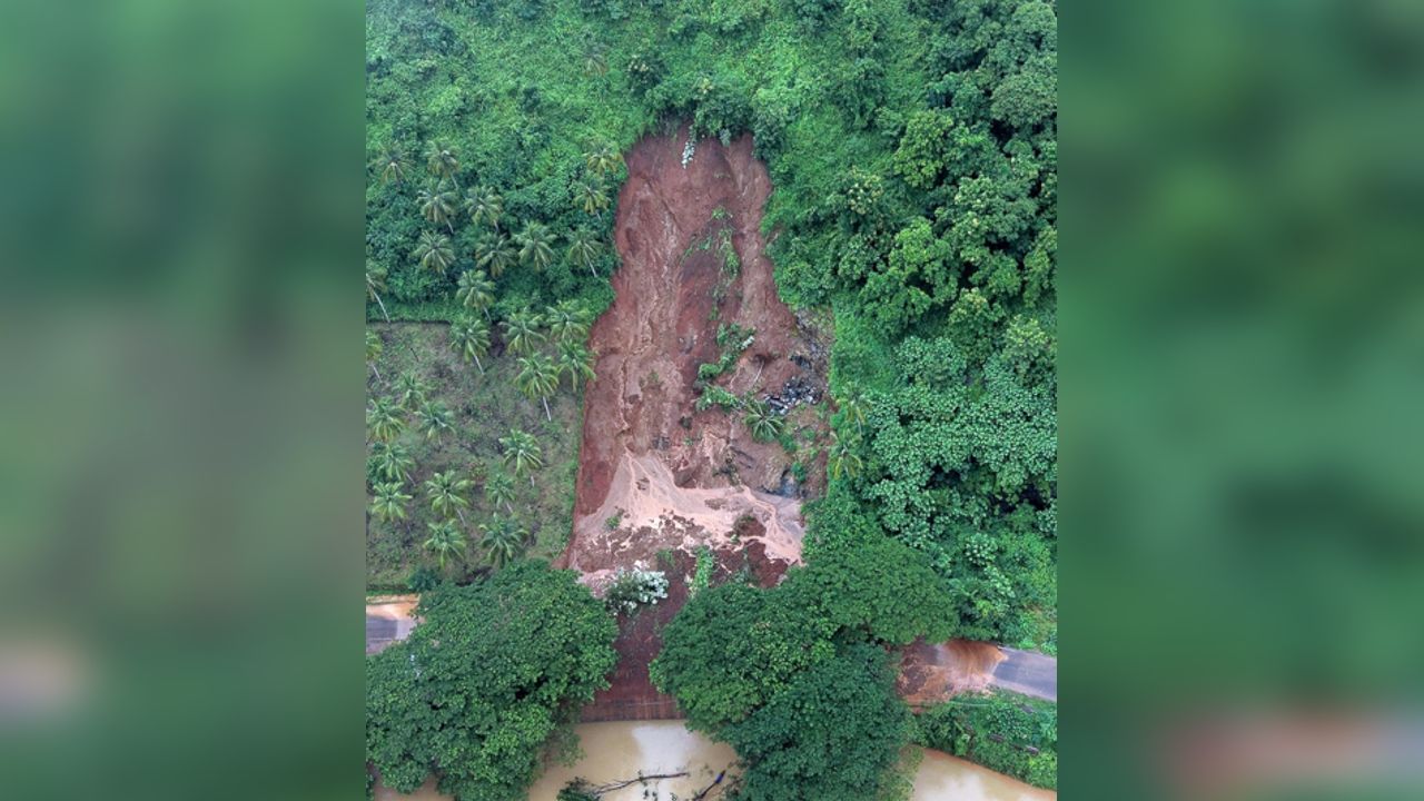 മലപ്പുറം – പരപ്പനങ്ങാടി സംസ്ഥാന പാതയില്‍ പാണക്കാട് എടയിപ്പാലത്ത്  കുന്നിടിഞ്ഞപ്പോള്‍