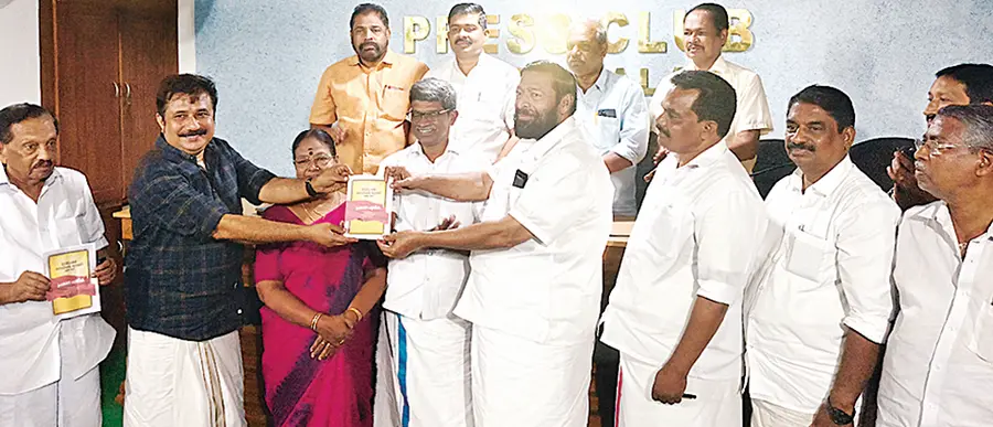 ചേർത്തല നഗരസഭ എൽഡിഎഫ്‌ തെരഞ്ഞെടുപ്പ്‌ പത്രിക സിപിഐ എം സംസ്ഥാന കമ്മിറ്റിയംഗം കെ പ്രസാദ്‌  മുൻ എംപി എ എം ആരിഫിന്‌ നൽകി പ്രകാശിപ്പിക്കുന്നു