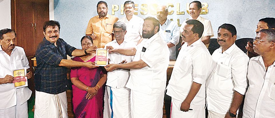 ചേർത്തല നഗരസഭ എൽഡിഎഫ്‌ തെരഞ്ഞെടുപ്പ്‌ പത്രിക സിപിഐ എം സംസ്ഥാന കമ്മിറ്റിയംഗം കെ പ്രസാദ്‌  മുൻ എംപി എ എം ആരിഫിന്‌ നൽകി പ്രകാശിപ്പിക്കുന്നു