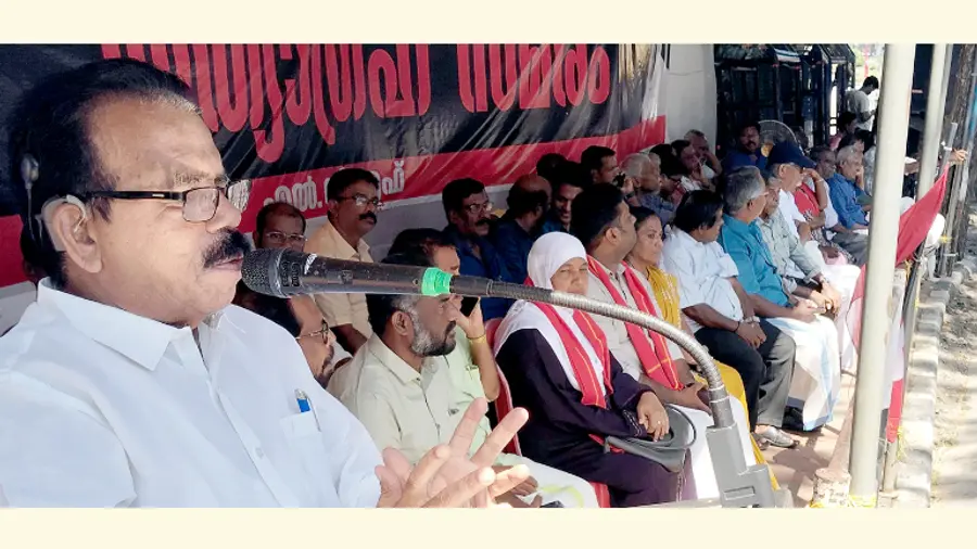 കോര്‍പ്പറേഷന്‍ ഓഫീസിന് മുന്നിലെ എൽഡിഎഫ്  അനിശ്ചിതകാല സത്യഗ്രഹത്തിന്റെ എട്ടാം ദിനം ആനാവൂർ നാഗപ്പൻ ഉദ്ഘാടനം ചെയ്യുന്നു 