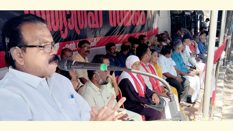 കോര്‍പ്പറേഷന്‍ ഓഫീസിന് മുന്നിലെ എൽഡിഎഫ്  അനിശ്ചിതകാല സത്യഗ്രഹത്തിന്റെ എട്ടാം ദിനം ആനാവൂർ നാഗപ്പൻ ഉദ്ഘാടനം ചെയ്യുന്നു 