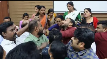 എൽഡിഎഫ്‌ ക‍ൗൺസിലർമാരെ കോൺഗ്രസുകാർ കൈയേറ്റം ചെയ്യുന്നു