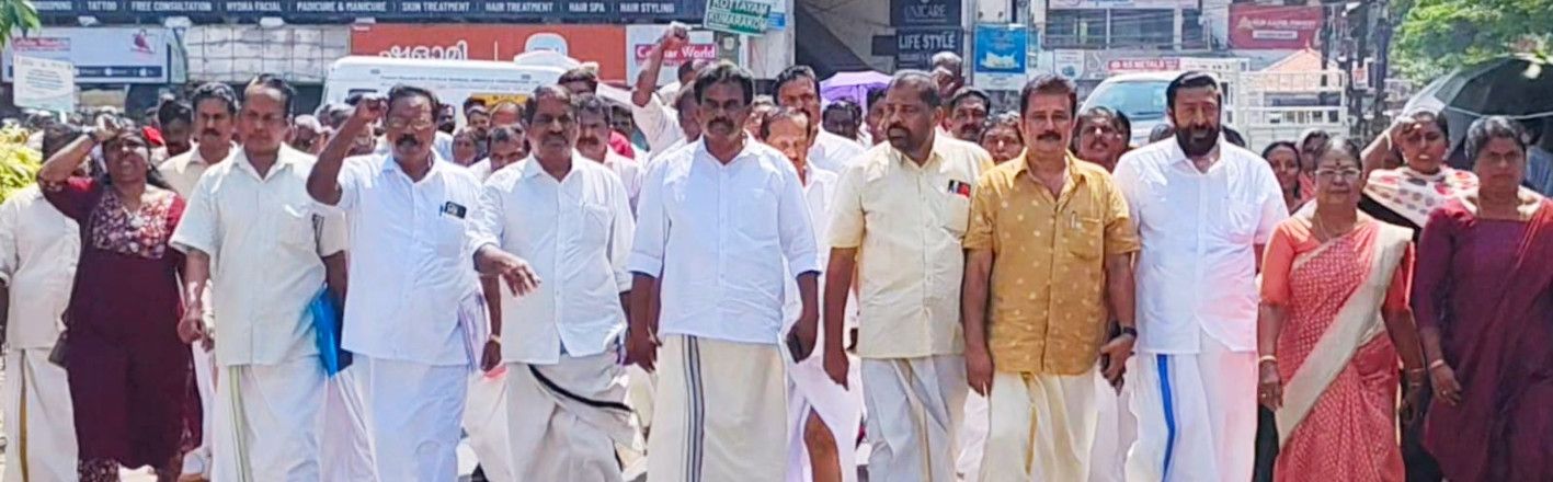 ചേർത്തല നഗരസഭയിലെ എൽഡിഎഫ്‌ സ്ഥാനാർഥികൾ പത്രികാ സമർപ്പണത്തിന്‌ നേതാക്കളും പ്രവർത്തകരും അണിനിരന്ന പ്രകടനമായി എത്തുന്നു 