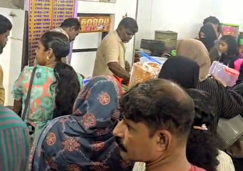 നാദാപുരത്ത് അടച്ചുപൂട്ടിയ കട നാട്ടുകാർ തുറക്കുന്നു