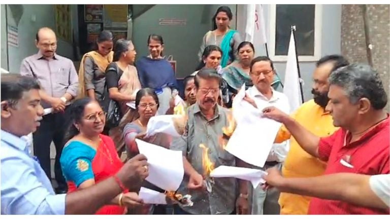 ലേബർ കോഡിനെതിരെ   എൽഐസി ഏജന്റുമാർ     നടത്തിയ  പ്രതിഷേധം   എൽഐസി ഏജന്റ്സ് ഓർഗനൈസേഷൻ ഓഫ് ഇന്ത്യ അഖിലേന്ത്യ ജനറൽ സെക്രട്ടറി ഡോ. പി ജി ദിലീപ് ഉദ്ഘാടനം ചെയ്യുന്നു