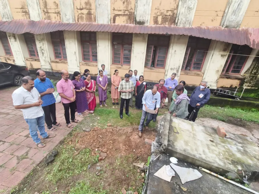 ബീച്ച് ആശുപത്രിയിൽ രോഗികളുടെ കൂട്ടിരുപ്പുകാർക്കുള്ള വിശ്രമകേന്ദ്രത്തിന്
പി പി കൃഷ്ണനും സച്ചിൻ ബാബുവും ചേർന്ന് കല്ലിടുന്നു
