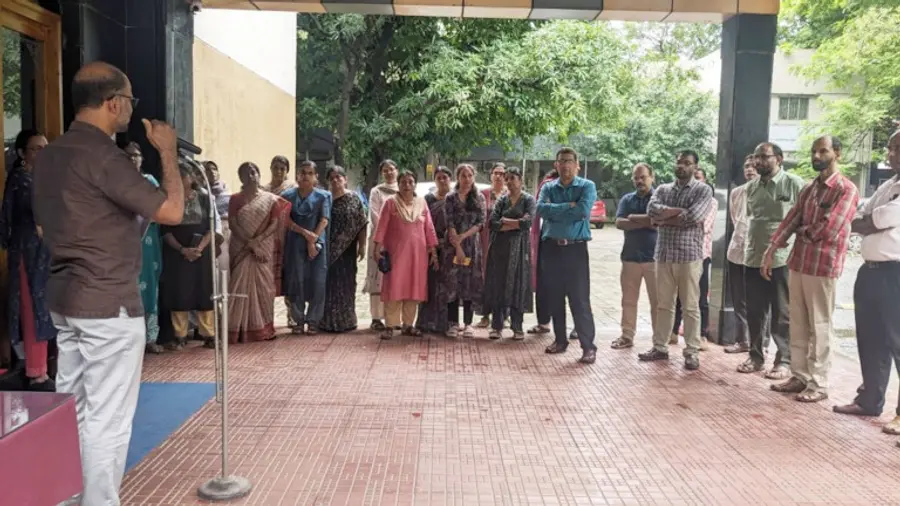 സോനം വാങ്ചുക്കിനെ അറസ്റ്റുചെയ്തതിൽ പ്രതിഷേധിച്ച് മാനാഞ്ചിറയിലെ എൽഐസി ഡിവിഷണൽ ഓഫീസ്
പരിസരത്ത് നടന്ന പ്രതിഷേധ യോഗം ഐ കെ ബിജു ഉദ്ഘാടനംചെയ്യുന്നു