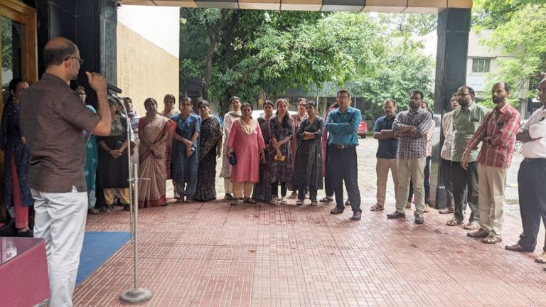 സോനം വാങ്ചുക്കിനെ അറസ്റ്റുചെയ്തതിൽ പ്രതിഷേധിച്ച്‌   മാനാഞ്ചിറയിലെ എൽഐസി ഡിവിഷണൽ ഓഫീസ്  പരിസരത്ത് നടന്ന പ്രതിഷേധ യോഗം ഐ കെ  ബിജു   ഉദ്ഘാടനംചെയ്യുന്നു