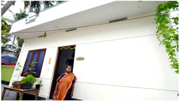 ലൈഫ് മിഷൻ പദ്ധതിയിലൂടെ നിർമിച്ച വീടിനുമുമ്പിൽ വെട്ടുകാട് സ്വദേശി  നിർമല 