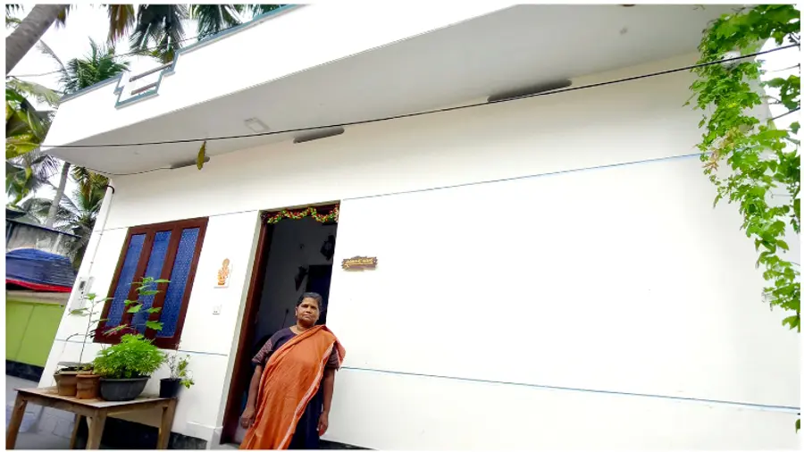 ലൈഫ് മിഷൻ പദ്ധതിയിലൂടെ നിർമിച്ച വീടിനുമുമ്പിൽ വെട്ടുകാട് സ്വദേശി
നിർമല