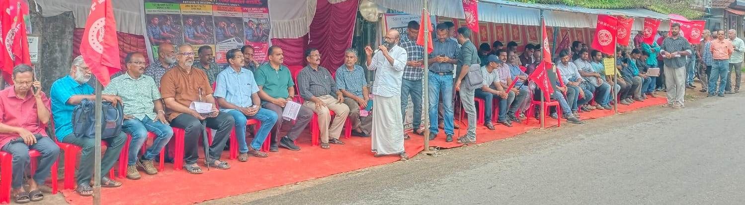 ലോക്കോ പൈലറ്റുമാരുടെ അനിശ്ചിതകാല സത്യഗ്രഹം സിഐടിയു  സംസ്ഥാന കമ്മിറ്റി അംഗം എസ് ബി  രാജു  ഉദ്‌ഘാടനം ചെയ്യുന്നു
