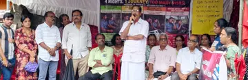 ലോക്കോ പൈലറ്റുമാരുടെ അനിശ്ചിതകാല സത്യാഗ്രഹത്തിന് എക്യദാർഢ്യം പ്രഖ്യാപിച്ച് സമരക്കാരുടെ കുടുംബാംഗങ്ങൾ ഡിആർഎം ഓഫീസിലേക്ക് നടത്തിയ മാർച്ച് എ പ്രഭാകരൻ എംഎൽഎ ഉദ്ഘാടനം ചെയ്യുന്നു