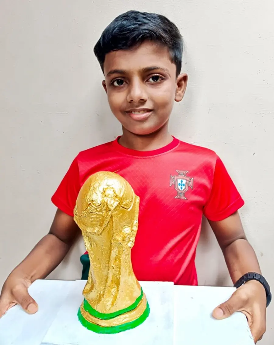 കളിമണ്ണുകൊണ്ട് നിർമിച്ച ലോകകപ്പ് ട്രോഫിയുമായിഅമർനാഥ്