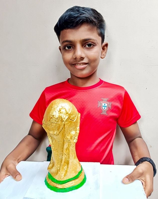കളിമണ്ണുകൊണ്ട് നിർമിച്ച ലോകകപ്പ് ട്രോഫിയുമായിഅമർനാഥ്