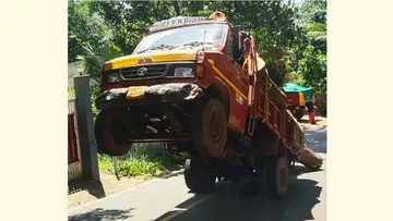 പരശുവയ്‌ക്കലിന് സമീപം അമിതഭാരം കയറ്റിയ ലോറി അപകടത്തിലായപ്പോൾ