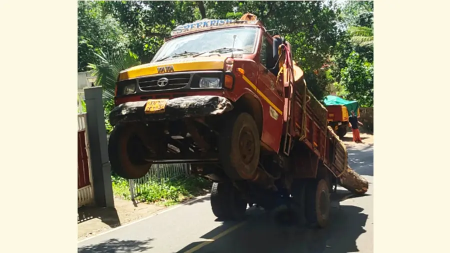 പരശുവയ്‌ക്കലിന് സമീപം അമിതഭാരം കയറ്റിയ ലോറി അപകടത്തിലായപ്പോൾ