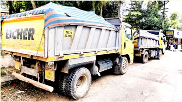 അനധികൃതമായി സ്കൂൾ സമയത്ത് മണ്ണുകടത്താൻ ഉപയോഗിച്ച ടിപ്പറുകൾ