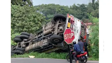 The lorry overturned.