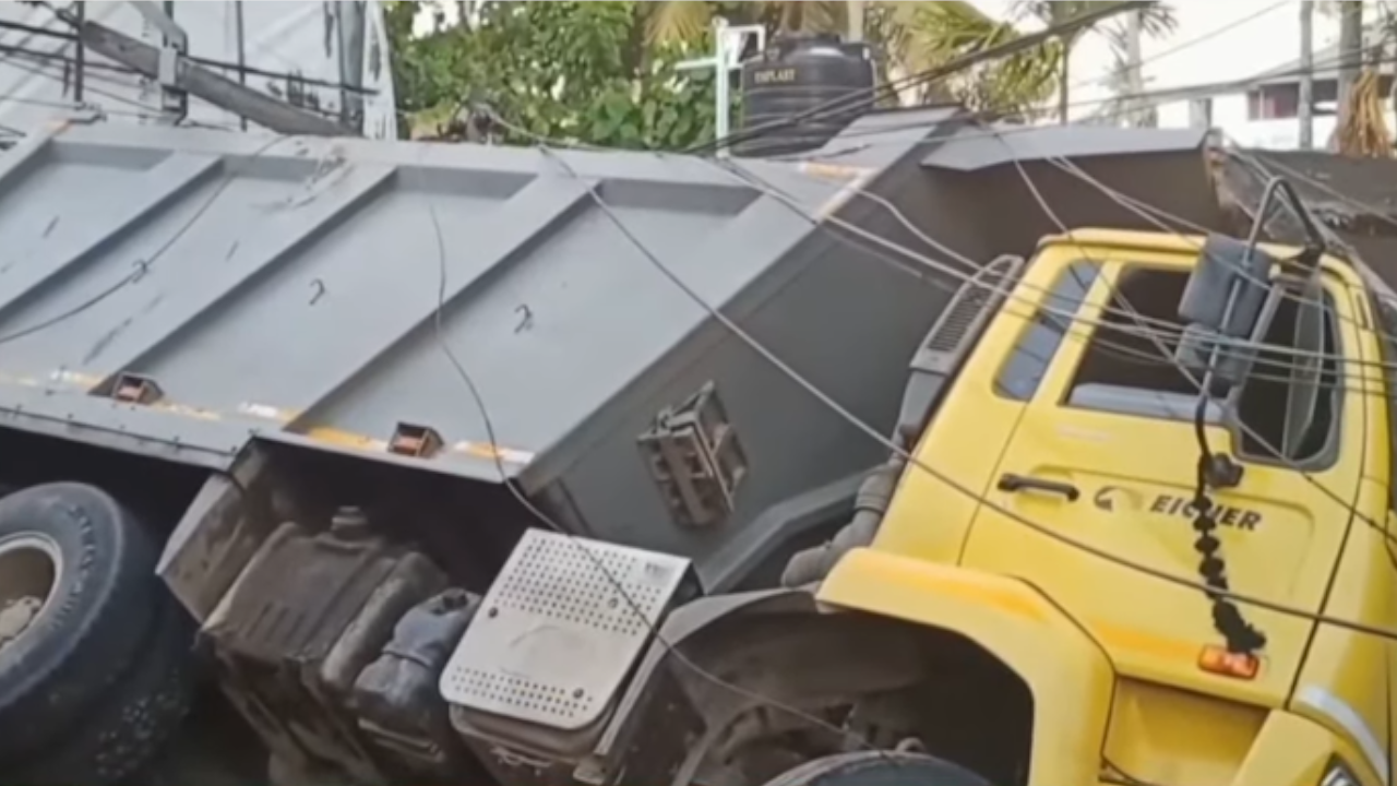 lorry overturns