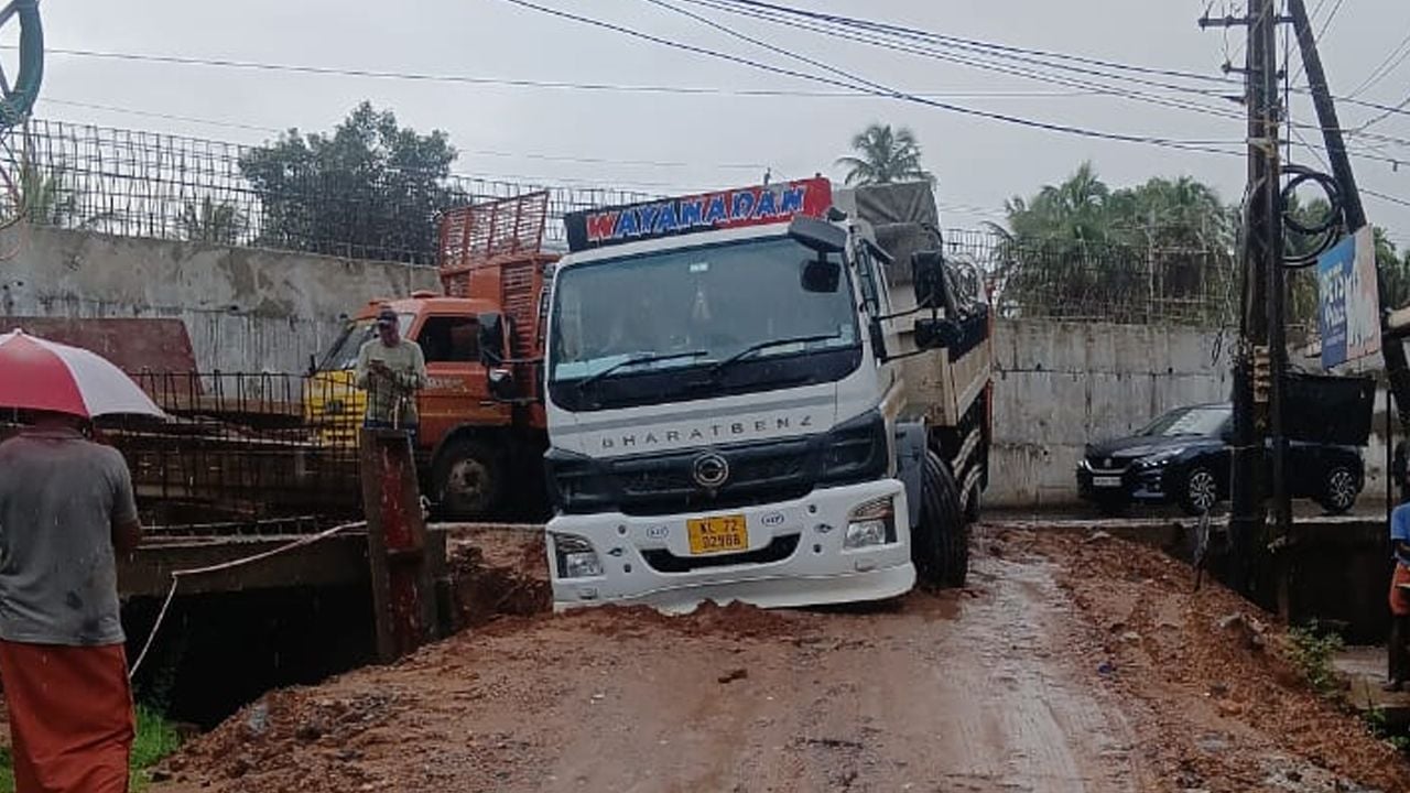 lorry stuck in mud