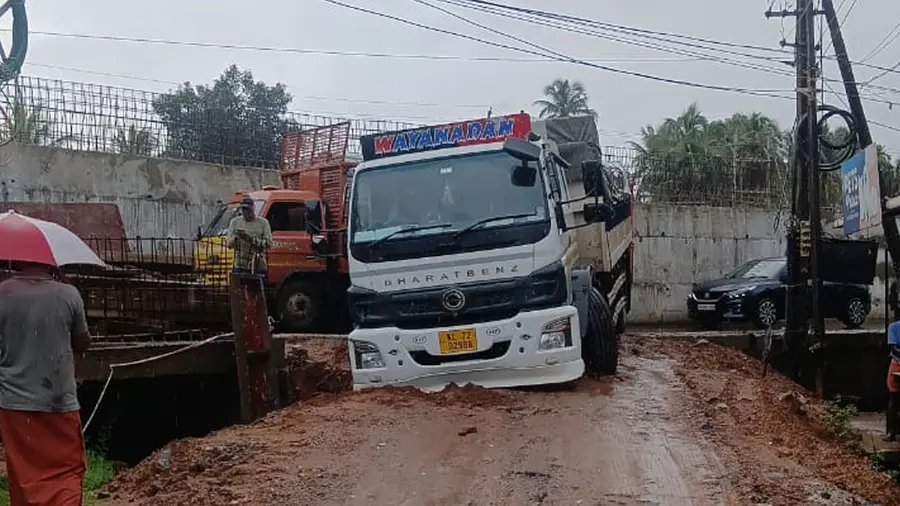 lorry stuck in mud