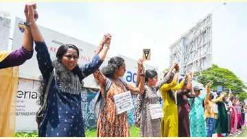 എൽപിഎസ്ടി റാങ്ക് ഹോൾഡേഴ്സ് നിയമസഭ വളഞ്ഞ്‌ മനുഷ്യച്ചങ്ങല തീർത്തപ്പോൾ ​