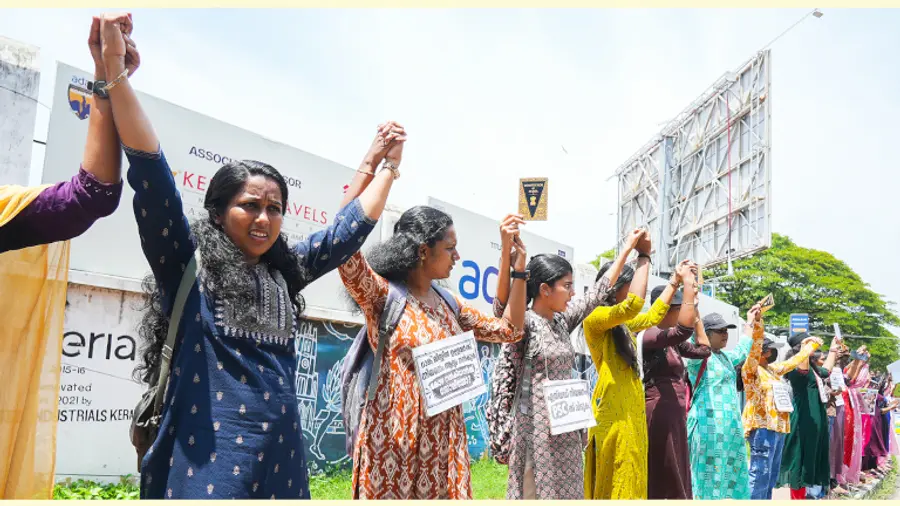 എൽപിഎസ്ടി റാങ്ക് ഹോൾഡേഴ്സ് നിയമസഭ വളഞ്ഞ്‌ മനുഷ്യച്ചങ്ങല തീർത്തപ്പോൾ ​