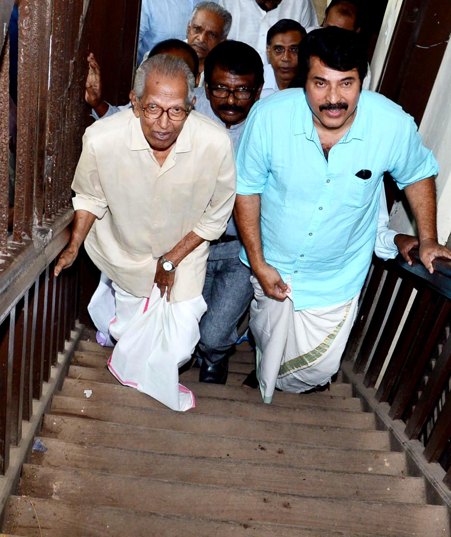 സാനുമാഷും മമ്മൂട്ടിയും മഹാരാജാസ്‌ കോളേജിൽ. സമീപം കെ ആർ വിശ്വംഭരൻ