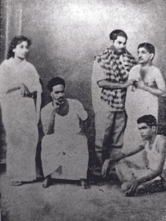 ‘പുതിയ ആകാശം പുതിയ ഭൂമി’ നാടകത്തിൽ സുലോചന,  കെ എസ്‌ ജോർജ്‌, ഒ മാധവൻ തുടങ്ങിയവർ 