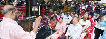 സെക്യൂരിറ്റി ആൻഡ് ഹൗസ് കീപ്പിങ് എംപ്ലോയീസ് യൂണിയൻ കലക്ടറേറ്റിലേക്ക് നടത്തിയ മാർച്ച് ജില്ലാ പഞ്ചായത്ത് പ്രസിഡന്റ് എസ് ബി രാജു ഉദ്ഘാടനം ചെയ്യുന്നു