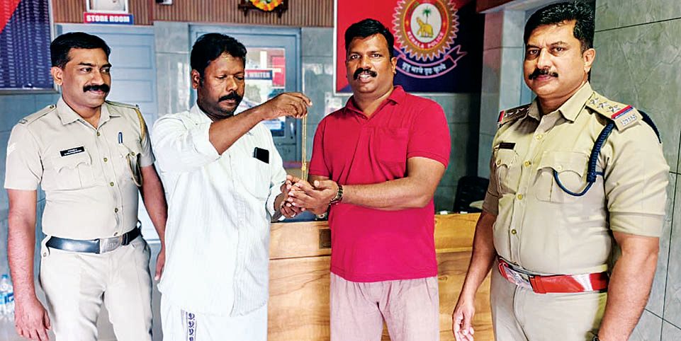 കളഞ്ഞുകിട്ടിയ സ്വർണമാല സജീവ്‌ കുമാർ ഉടമ ശ്യാംകുമാറിന്‌  പൊലീസ്‌ സാന്നിധ്യത്തിൽ കൈമാറുന്നു