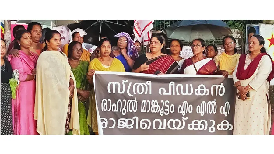 രാഹുൽ മാങ്കൂട്ടത്തിൽ എംഎൽഎ സ്ഥാനം രാജിവയ്ക്കണമെന്നാവശ്യപ്പെട്ട് മഹിളാ അസോസിയേഷൻ പേരൂർക്കട  ഏരിയ കമ്മിറ്റി നടത്തിയ പ്രതിഷേധം കേന്ദ്ര കമ്മിറ്റി അംഗം എം ജി മീനാംബിക ഉദ്ഘാടനം ചെയ്യുന്നു