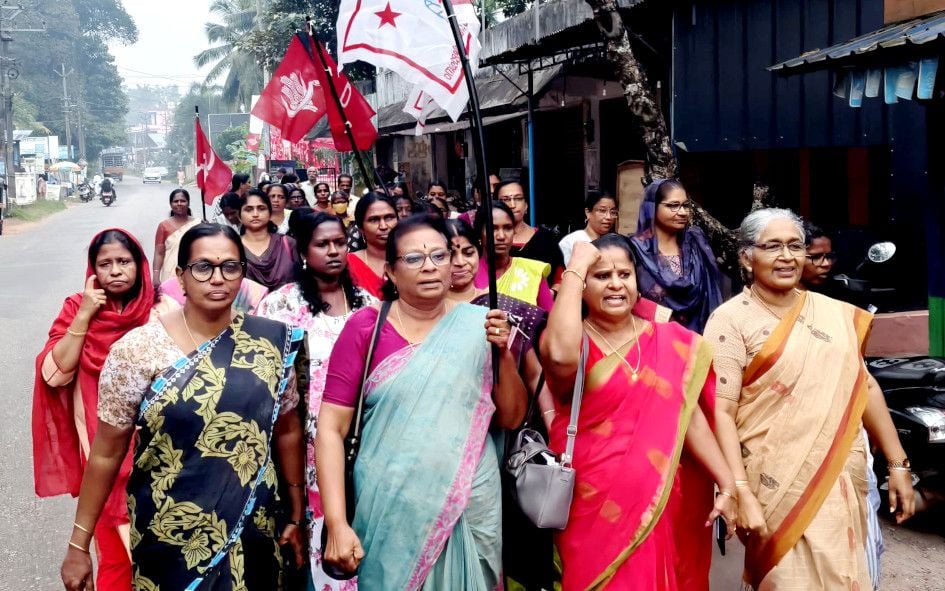 രാഹുൽ മാങ്കൂട്ടത്തിലിന്റെ രാജി ആവശ്യപ്പെട്ട് ജനാധിപത്യ മഹിളാ അസോസിയേഷൻ സംസ്ഥാന പ്രസിഡന്റ്  സൂസൻ കോടിയുടെ നേതൃത്വത്തിൽ നടത്തിയ പ്രകടനം 