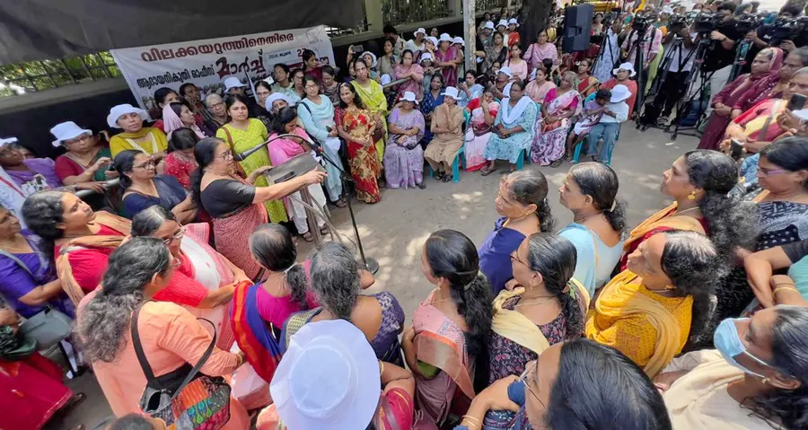 വിലക്കയറ്റത്തിനെതിരെ അഖിലേന്ത്യാ ജനാധിപത്യ മഹിളാ അസോസിയേഷൻ നേതൃത്വത്തിൽ നടന്ന ആദായനികുതി  ഓഫീസ് മാർച്ച് അഖിലേന്ത്യാ പ്രസിഡന്റ്  പി കെ ശ്രീമതി ഉദ്‌ഘാടനം ചെയ്യുന്നു 