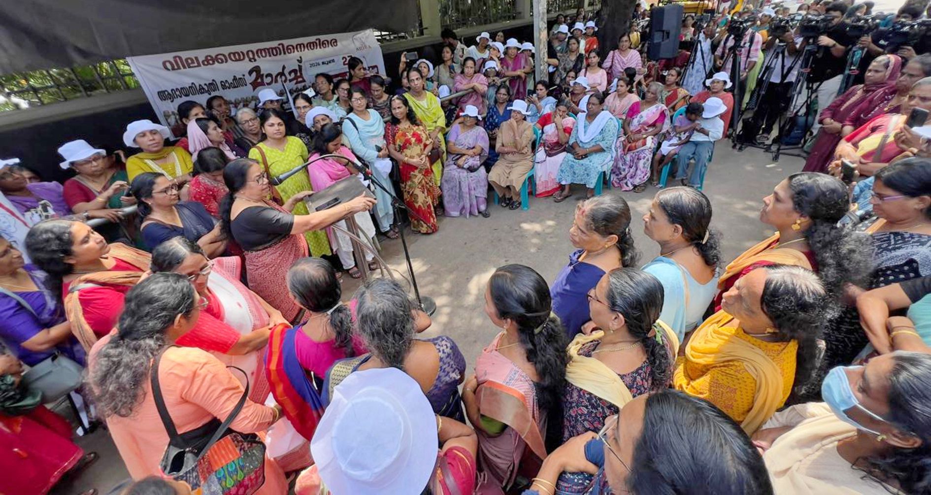 വിലക്കയറ്റത്തിനെതിരെ അഖിലേന്ത്യാ ജനാധിപത്യ മഹിളാ അസോസിയേഷൻ നേതൃത്വത്തിൽ നടന്ന ആദായനികുതി  ഓഫീസ് മാർച്ച് അഖിലേന്ത്യാ പ്രസിഡന്റ്  പി കെ ശ്രീമതി ഉദ്‌ഘാടനം ചെയ്യുന്നു 